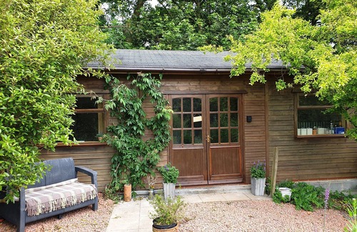 St. Florence House | The Potting Shed nr Tenby: HotTub, 100"Projector, 4PosterBed
