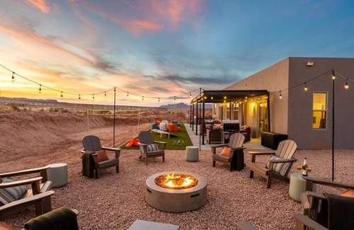 Greenehaven House | The Powell Place 5BR/Hot Tub/Fire Pit/Outdoor Movie Theater/Volleyball/Game Room