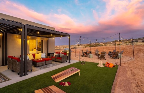Greenehaven House | The Powell Place 5BR/Hot Tub/Fire Pit/Outdoor Movie Theater/Volleyball/Game Room
