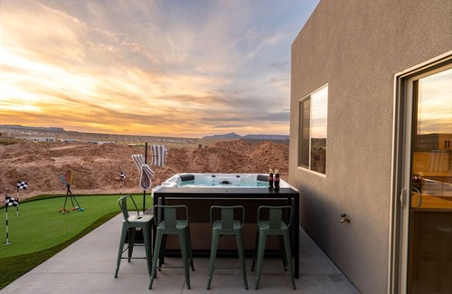 Greenehaven House | The Powell Place 5BR/Hot Tub/Fire Pit/Outdoor Movie Theater/Volleyball/Game Room