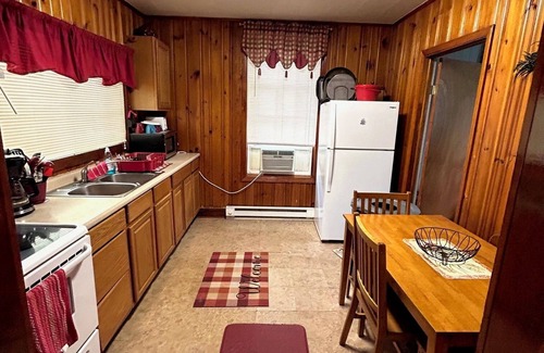 Leckie Cabin | The Powerhouse lodge has 2 bedrooms on 10 acres in adorable Maybeury