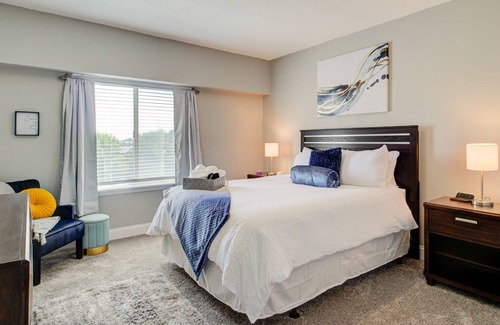 Springfield Apartment | The Premier Lincoln Suite | Downtown Springfield