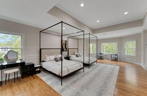 West Bay Shore Villa | The President Mansion Luxurious 7BR Family Retreat
