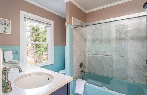 Williamsburg Bed & Breakfast | The Primrose-Queen-Superior-Ensuite with Shower-Ga