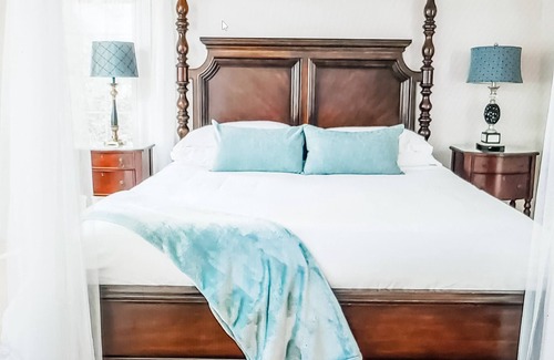 Williamsburg Bed & Breakfast | The Primrose-Queen-Superior-Ensuite with Shower-Ga