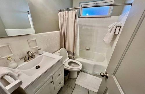 Avondale Apartment | The Professional's Choice- short walk to 3 hospitals