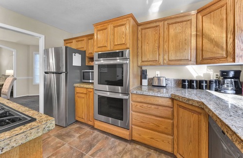 Eagle House | The Promenade - Spacious home/yard & walking path