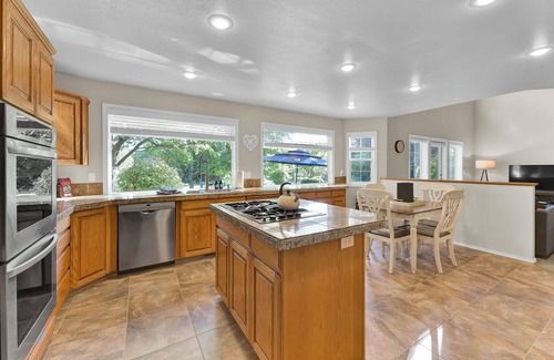 Eagle House | The Promenade - Spacious home/yard & walking path