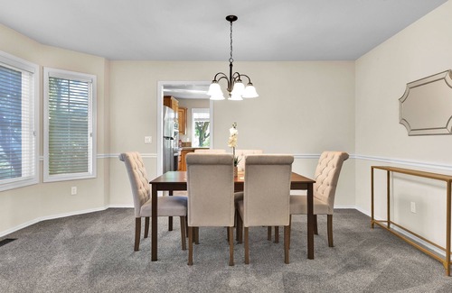 Eagle House | The Promenade - Spacious home/yard & walking path