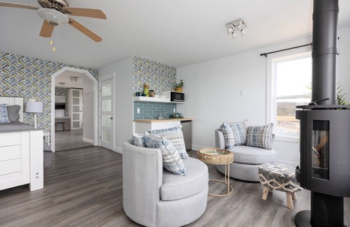 Bauline East Villa | The Puffin Burrow/Luxury Suite with Salt water Hot tub & Ocean views