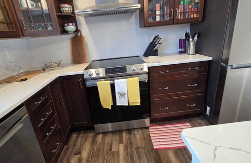Tweed Cottage | The Pug House. Newly renovated, fully equipped cottage on Moira lake.