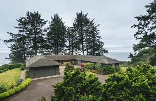 Neahkahnie Beach House | The Purcell House by AvantStay Surrounded in Lush Greenery w Large Yard Ocean Views