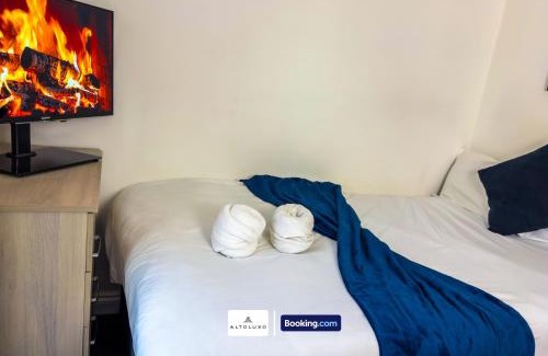 Hanham House | The Purple 5 Bedroom House By AltoLuxoExperience Short Lets & Serviced Accommodation With Free Parking