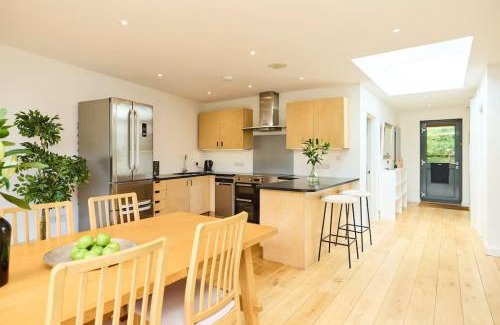 Putney Apartment | The Putney Wonder - Dazzling 3BDR Flat with Garden