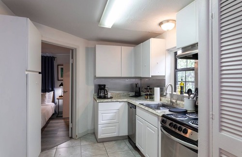 Greenway Plaza-Upper Kirby Apartment | The Queen Sacrifice! Galleria, Medical Center 2BR+1