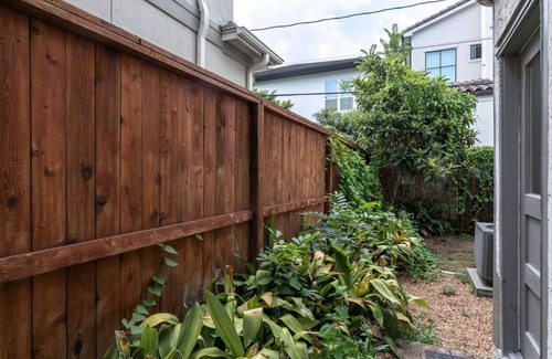 Greenway Plaza-Upper Kirby Apartment | The Queen Sacrifice! Galleria, Medical Center 2BR+1