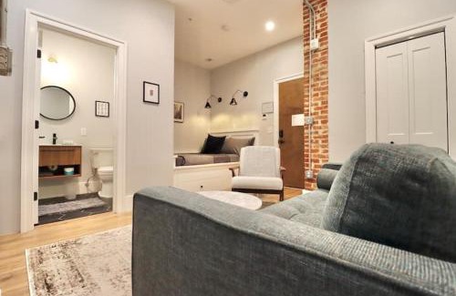 Old Town Alexandria Apartment | The Queen Suite at Prince Street Inn