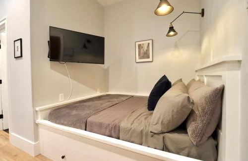 Old Town Alexandria Apartment | The Queen Suite at Prince Street Inn