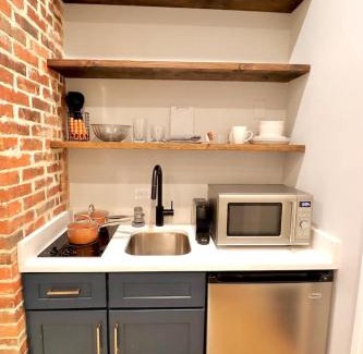 Old Town Alexandria Apartment | The Queen Suite at Prince Street Inn