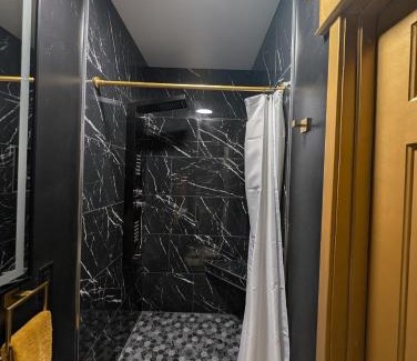 Sturgeon Bay Apartment | The Queen