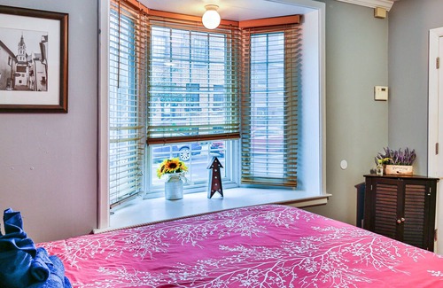 Southwark House | The Queen Village Retreat w Private Pool Table