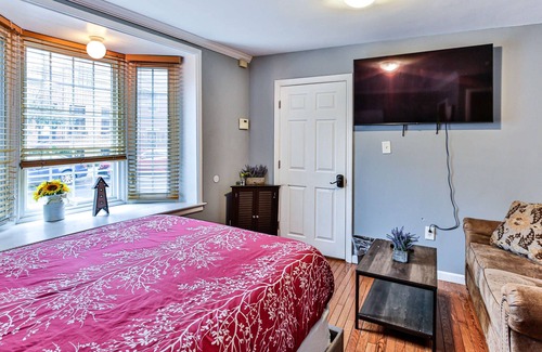 Southwark House | The Queen Village Retreat w Private Pool Table