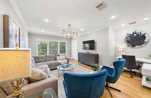 South Central Houston Apartment | The Queen’s Gambit II
