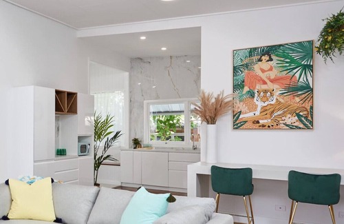 Labrador House | THE QUEENSLANDER! Impressive Entertainer. Private yards & Multiple Parking 90Days plus