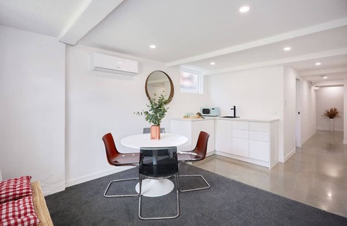 Labrador House | THE QUEENSLANDER! Impressive Entertainer. Private yards & Multiple Parking 90Days plus