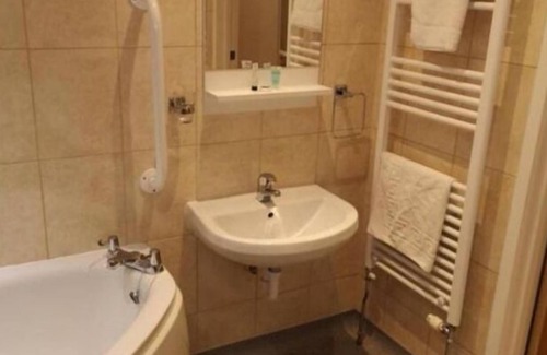 Desborough Hotel | The R Inn Hotel