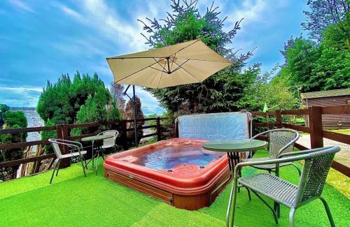 Checkley Cabin | The Raddle Inn Log Cabins