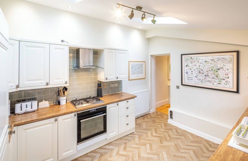 Milton Keynes House | The Railway Inn MK | Sauna & Jacuzzi | Family & Pet-Friendly | Sleeps upto 8