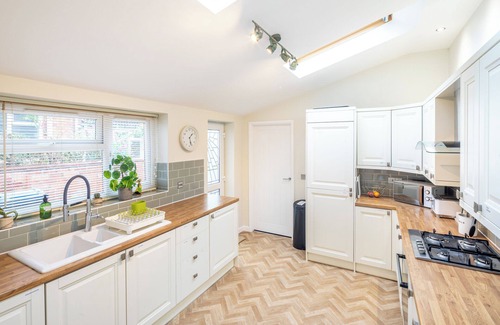 Milton Keynes House | The Railway Inn MK | Sauna & Jacuzzi | Family & Pet-Friendly | Sleeps upto 8