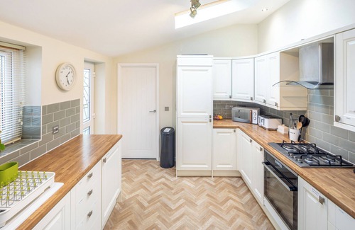 Milton Keynes House | The Railway Inn MK | Sauna & Jacuzzi | Family & Pet-Friendly | Sleeps upto 8
