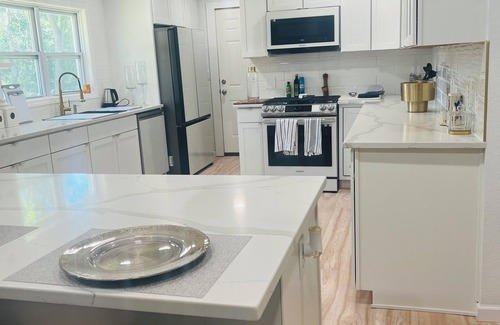 Des Moines House | The Rainbow lodge-Game room,Huge backyard, pool table 2 miles downtown