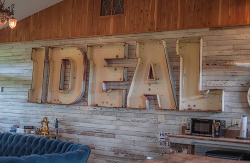 Round Top Bed & Breakfast | The Rambler Room - Wander Inn