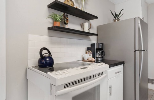 University North House | The Rams' Den – King Beds, Fire Pit, Spacious Yard