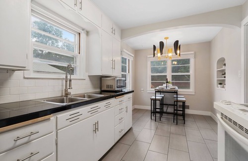 University North House | The Rams' Den – King Beds, Fire Pit, Spacious Yard