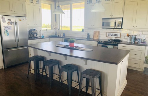 Calgary House | The Ranche Country views within 10 min to South Calgary and Okotoks. Stampede!