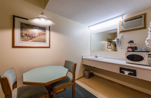 Valleyview Hotel | The Ranchland Inn
