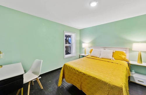 Fox Lake Hotel | The Randolph Hotel Room 206