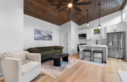 Oakhurst House | The Raven - Charlotte’s Luxury Guesthouse