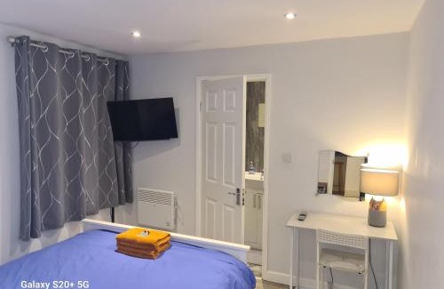 Aldermaston Wharf Apartment | The Reading apartment with gardens and koi pond