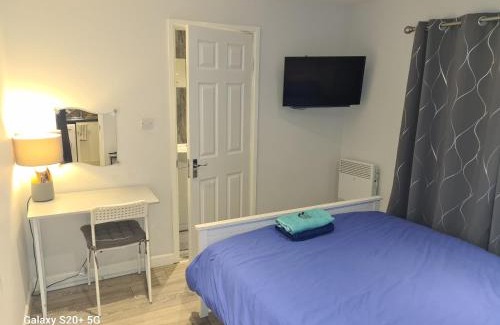 Aldermaston Wharf Apartment | The Reading apartment with gardens and koi pond