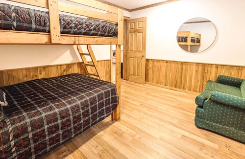 Le Val-Saint-Francois Regional County Municipality Cabin | The red cottage