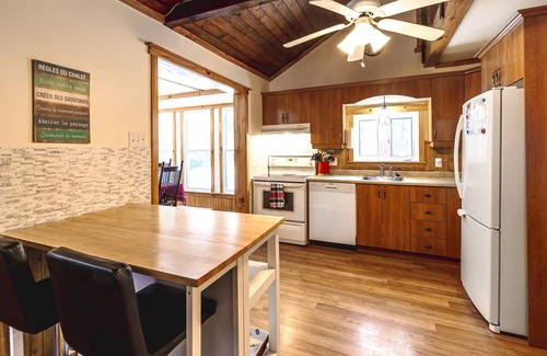 Le Val-Saint-Francois Regional County Municipality Cabin | The red cottage