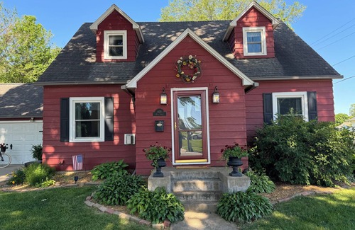 Grundy Center House | The Red Cottage is 2 blocks from Grundy Center's Historical Downtown. nn