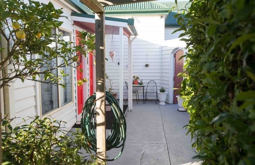 Ulverstone Apartment | The Red Door - 1 Bedroom Studio and Bfstn