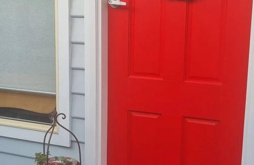 Ulverstone Apartment | The Red Door - 1 Bedroom Studio and Bfstn