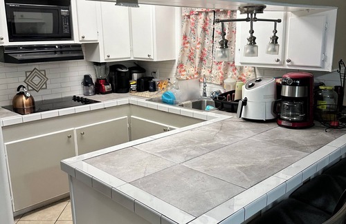 Nederland House | The Red Door Home 3-bedroom house in Nederland Texas. Your home away from home